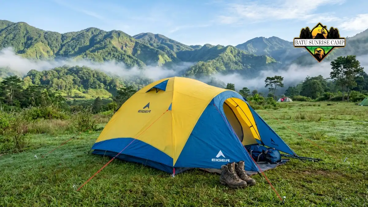 Tenda dome di area camping terbuka Batu